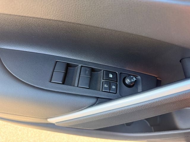 Used 2025 Toyota Corolla Cross LE FWD image 8