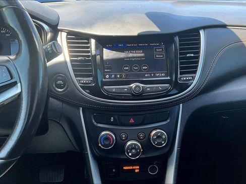 Used 2022 Chevrolet Trax LT w/ LT Convenience Package FWD image 9
