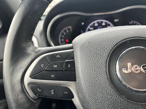 Used 2018 Jeep Grand Cherokee Laredo image 18