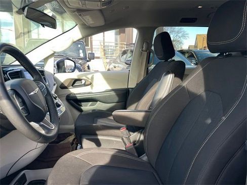 Used 2022 Chrysler Voyager LX image 10