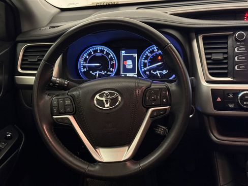 Used 2019 Toyota Highlander XLE AWD/4WD image 14