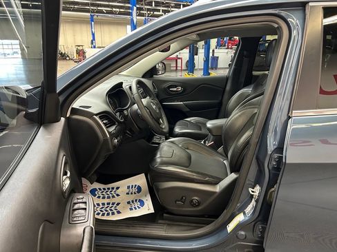 Used 2020 Jeep Cherokee Latitude Plus w/ Comfort/Convenience Group FWD image 18