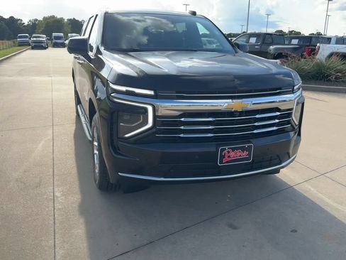 Used 2025 Chevrolet Suburban LT AWD/4WD image 4