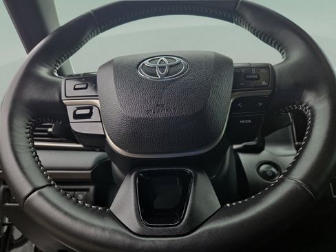 Used 2025 Toyota Camry SE w/ Convenience Package image 11