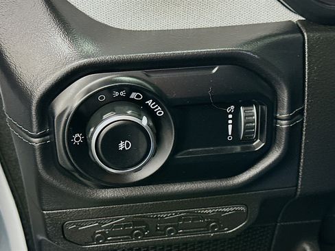 Used 2025 Jeep Wrangler Sahara image 17