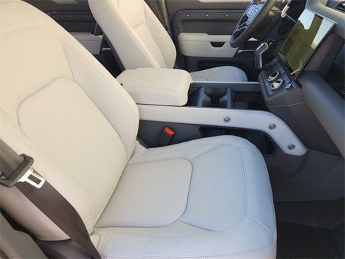 New 2026 Land Rover Defender 110 X-Dynamic SE image 10