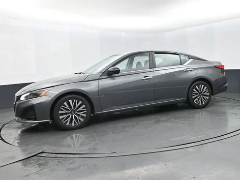 Used 2025 Nissan Altima 2.5 SV FWD image 5