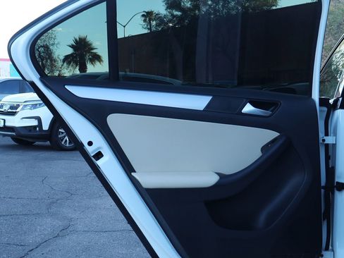 Used 2017 Volkswagen Jetta SE image 29