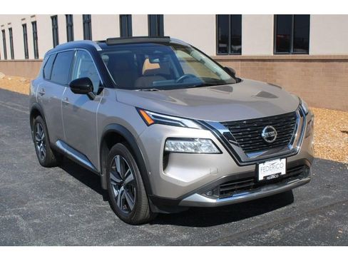 Used 2021 Nissan Rogue Platinum image 2