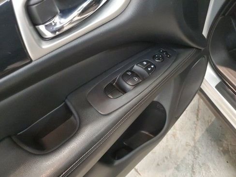 Used 2020 Nissan Pathfinder SV image 12