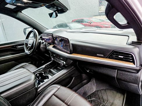 Used 2025 Chevrolet Suburban High Country image 14