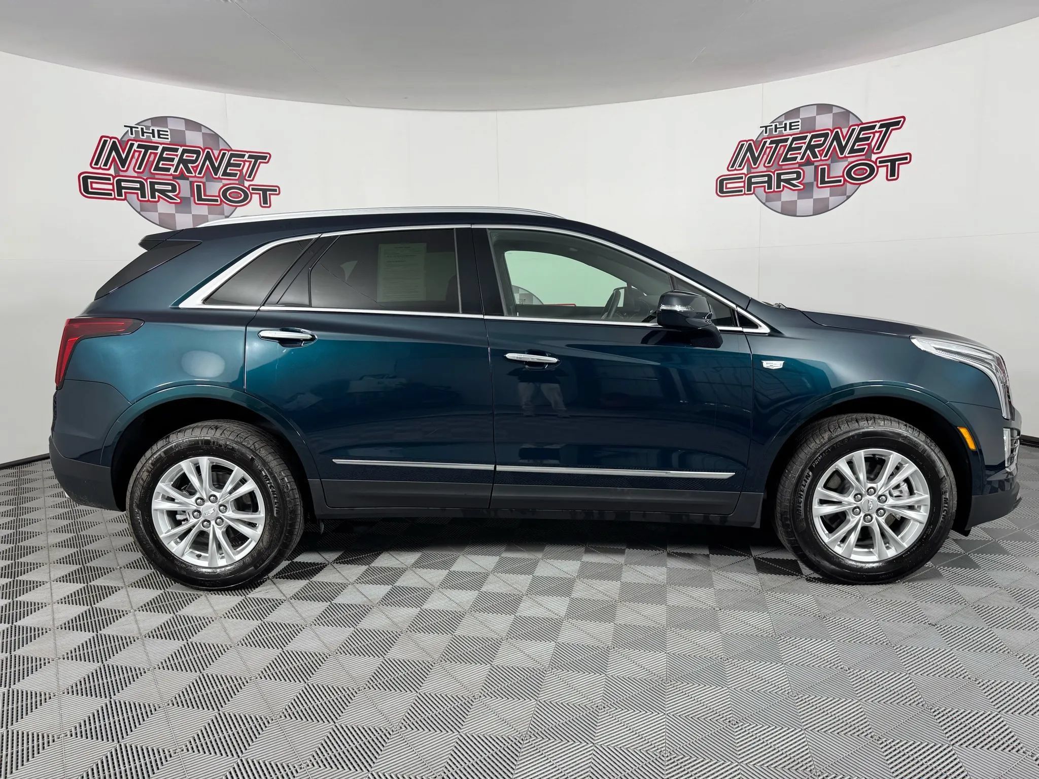 Used 2025 Cadillac XT5 Luxury w/ LPO, Floor Liner Package AWD/4WD image 8