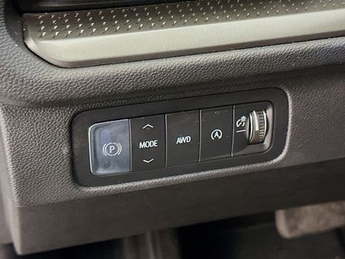 Used 2025 Chevrolet Traverse LT image 17