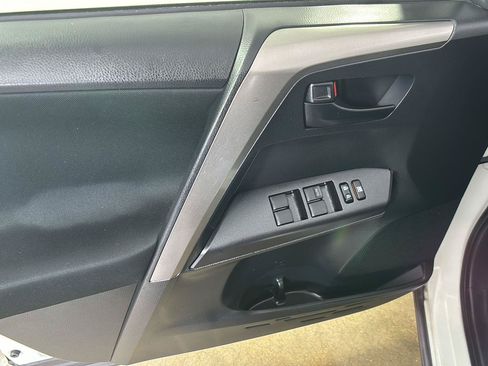 Used 2018 Toyota RAV4 LE w/ All Weather Liner Package AWD/4WD image 27