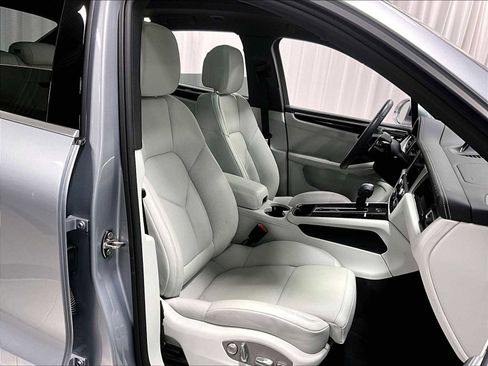 Used 2025 Porsche Macan image 30
