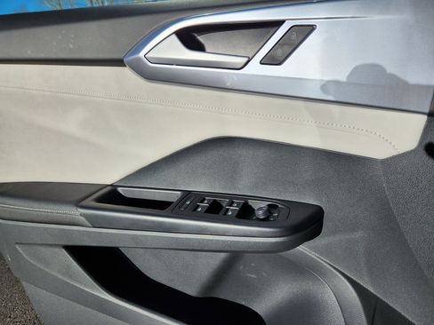 Certified 2025 Volkswagen Taos SE image 14