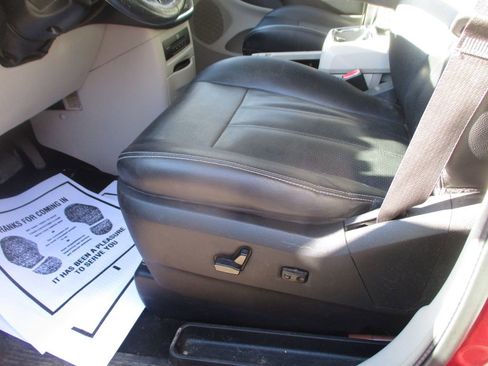 Used 2016 Chrysler Town & Country Touring-L image 8