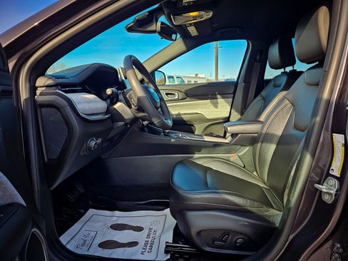 Certified 2024 Jeep Compass Latitude image 11