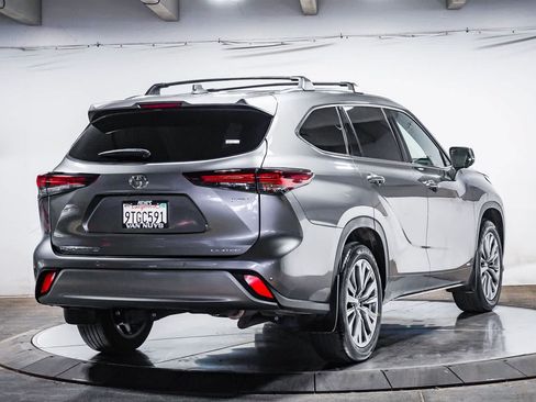 Certified 2025 Toyota Highlander Limited AWD/4WD image 5