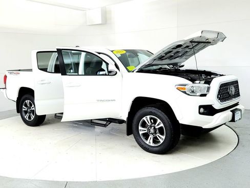 Used 2018 Toyota Tacoma TRD Sport w/ Technology Package AWD/4WD image 12