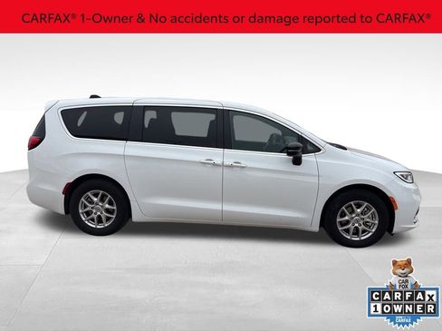 Used 2025 Chrysler Pacifica Select image 2