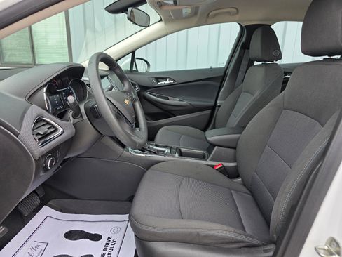 Used 2018 Chevrolet Cruze LT w/ Convenience Package image 10
