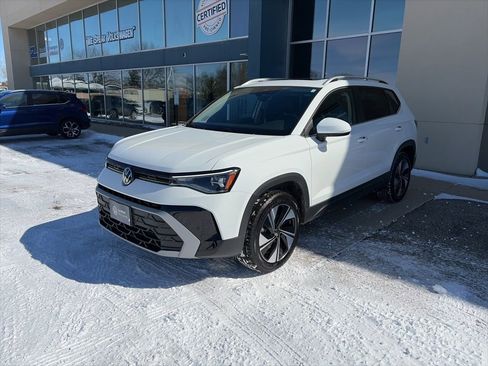 Certified 2025 Volkswagen Taos SE AWD/4WD image 4