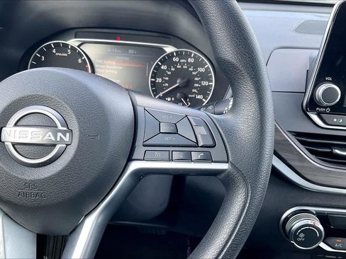 Used 2025 Nissan Altima 2.5 SV FWD image 23