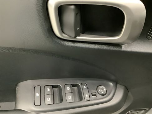 Used 2025 Hyundai Venue SEL image 38