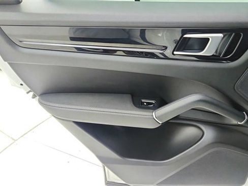Used 2021 Porsche Cayenne Base image 31