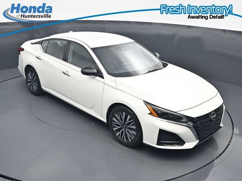 Used 2025 Nissan Altima 2.5 SV FWD image 12