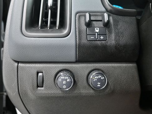 Used 2022 Chevrolet Colorado Z71 AWD/4WD image 9