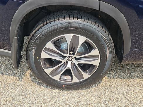 Used 2021 Toyota Highlander XLE AWD/4WD image 9
