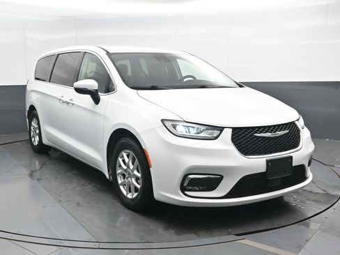 Used 2023 Chrysler Pacifica Touring-L FWD image 4
