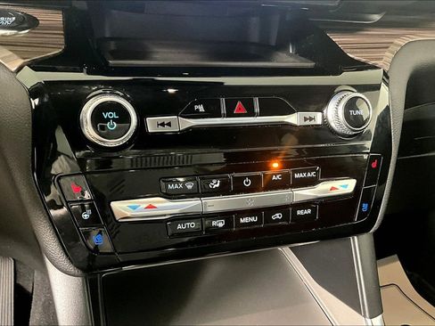 Used 2024 Ford Explorer Limited image 32