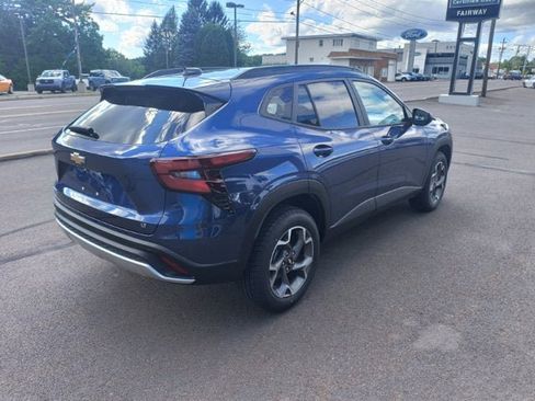 Used 2024 Chevrolet Trax LT w/ Driver Confidence Package FWD image 3