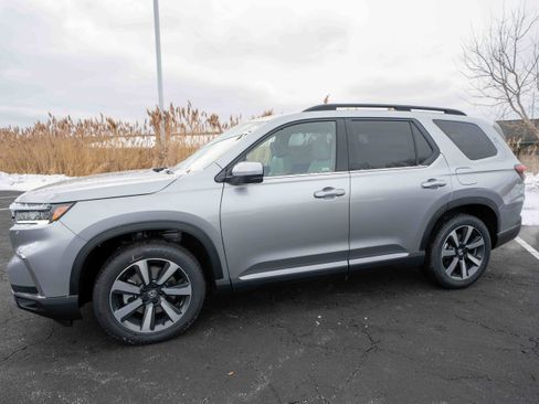 New 2025 Honda Pilot Touring image 3