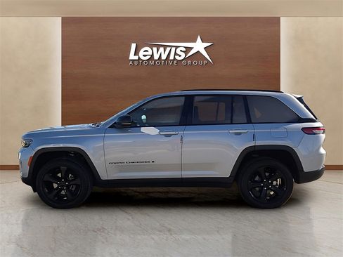 Used 2024 Jeep Grand Cherokee Altitude image 2