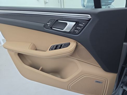 Used 2025 Porsche Macan AWD/4WD image 27