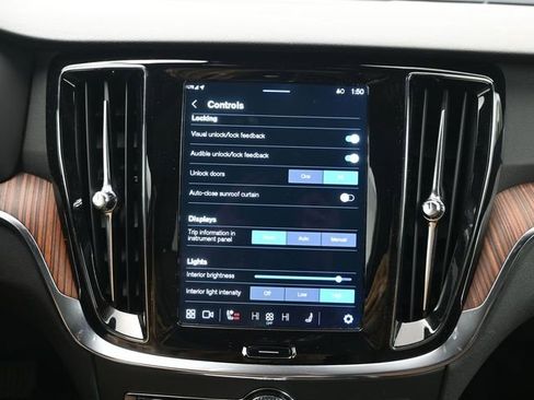 Used 2025 Volvo V60 B5 Cross Country Plus image 17