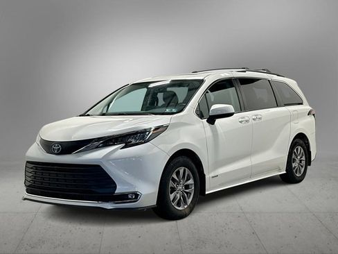 Used 2021 Toyota Sienna XLE w/ XLE Plus Package image 1