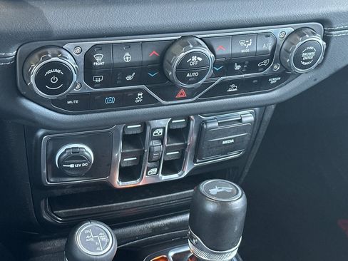 Used 2024 Jeep Wrangler Unlimited Sahara AWD/4WD image 19