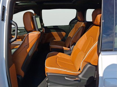 Used 2026 Chrysler Pacifica Pinnacle w/ Trailer Tow Group FWD image 19