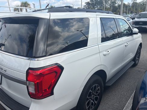 Used 2022 Ford Expedition XLT image 3