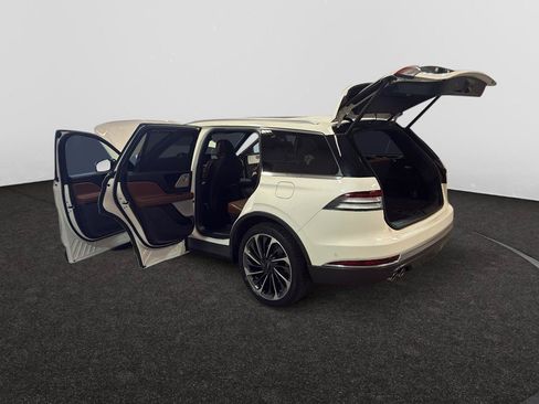 Used 2021 Lincoln Aviator Reserve w/ Equipment Group 202A AWD/4WD image 12