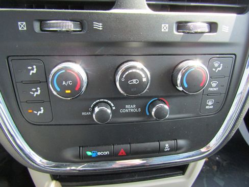 Used 2017 Dodge Grand Caravan SXT image 29