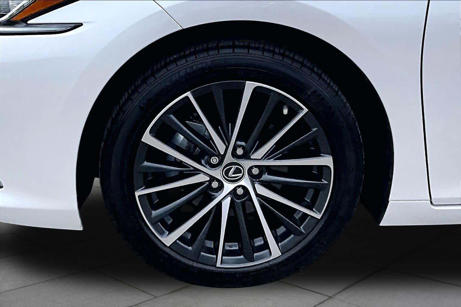 Used 2025 Lexus ES 350 w/ Premium Package FWD image 11