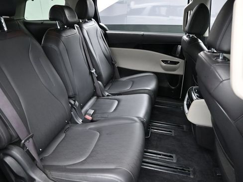 Used 2024 Kia Carnival EX FWD image 31