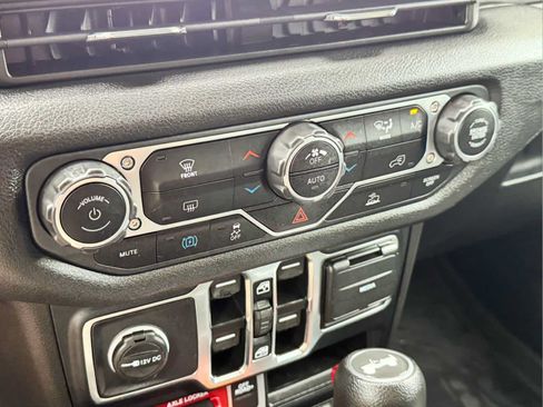 Used 2024 Jeep Wrangler Unlimited AWD/4WD image 23