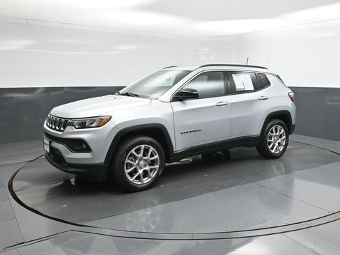 Used 2024 Jeep Compass Latitude image 1